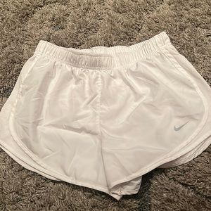 white nike shorts size M